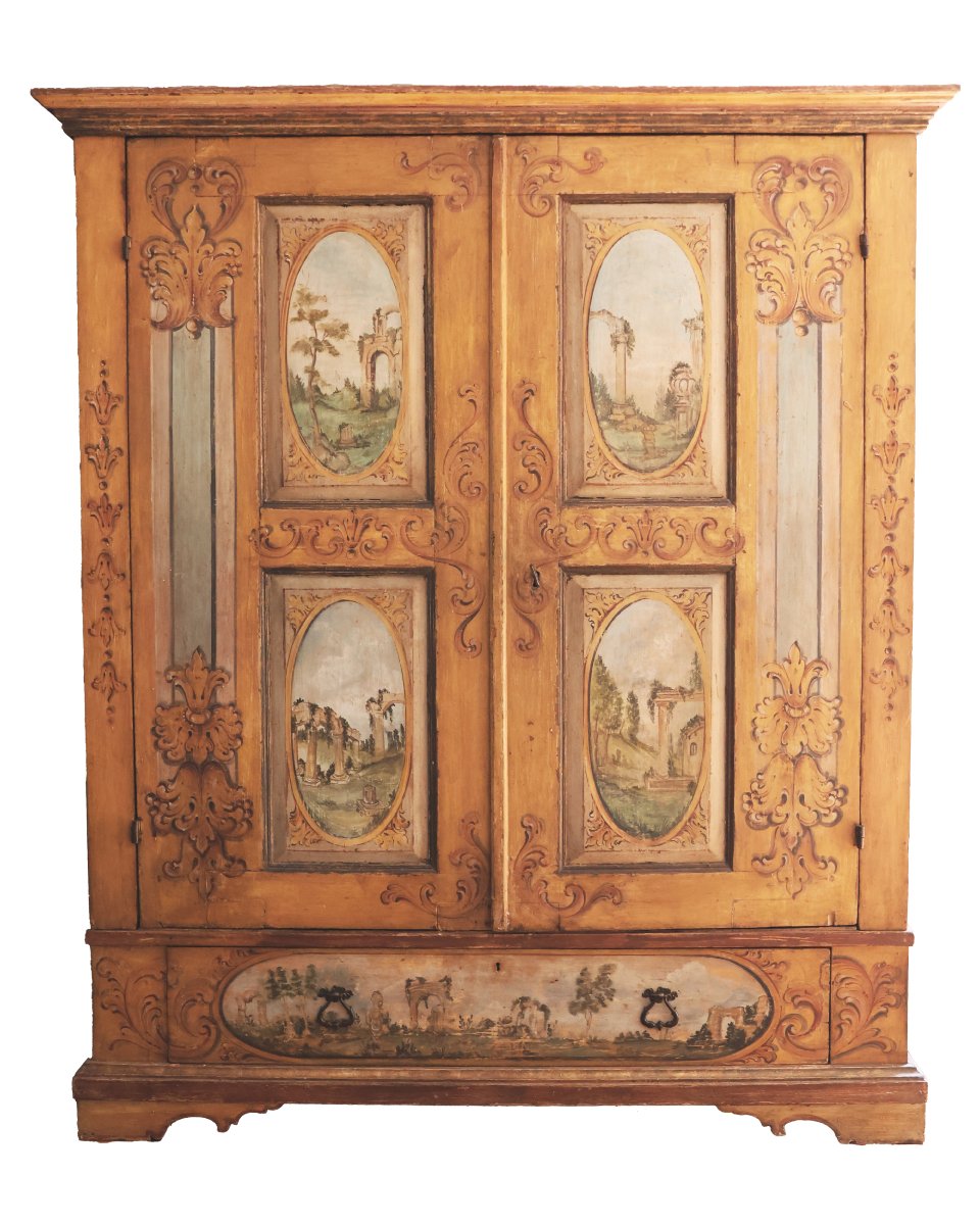 Armoire en bois peint, ornée de guirlandes et de caprices architecturaux. Marches XVIIIᵉ siècle-photo-2