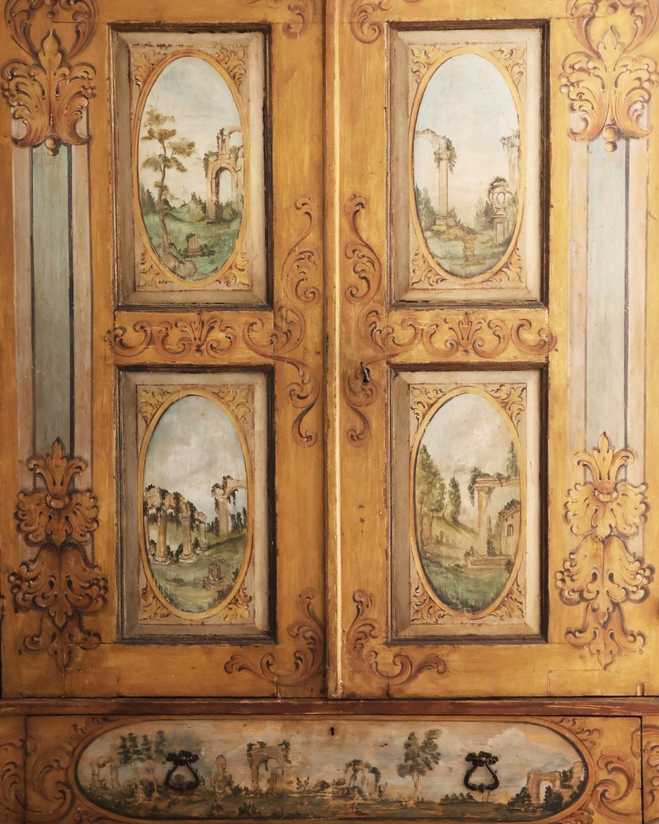 Armoire en bois peint, ornée de guirlandes et de caprices architecturaux. Marches XVIIIᵉ siècle-photo-3
