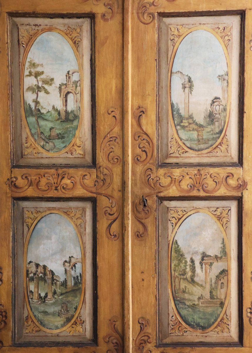 Armoire en bois peint, ornée de guirlandes et de caprices architecturaux. Marches XVIIIᵉ siècle-photo-4