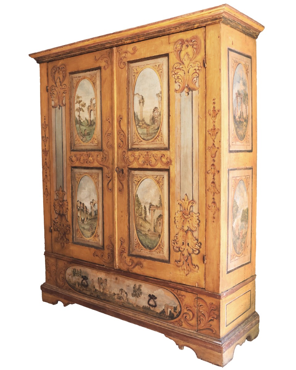 Armoire en bois peint, ornée de guirlandes et de caprices architecturaux. Marches XVIIIᵉ siècle