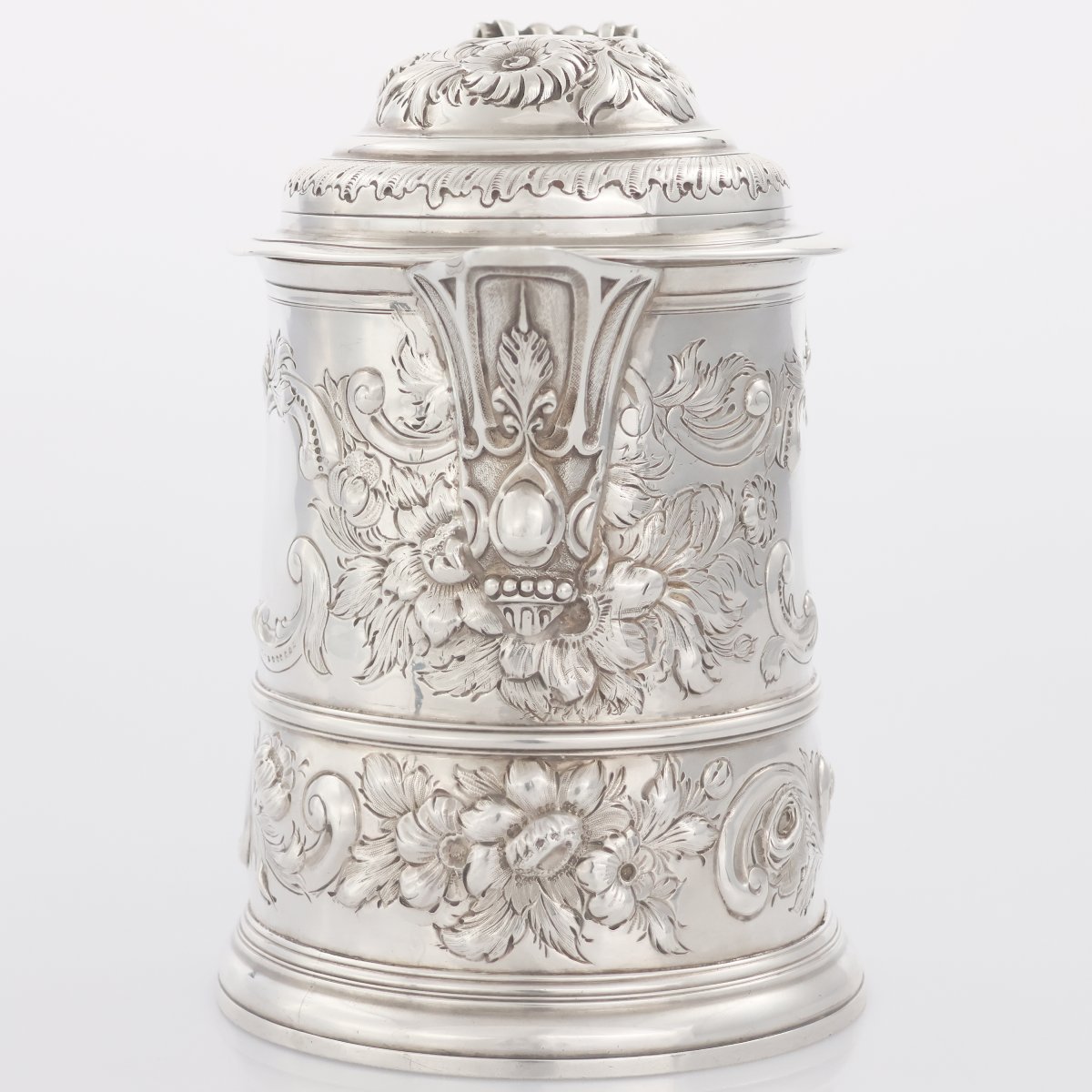 Une aiguière en argent sterling avec couvercle George II, Londres, 1734-photo-4