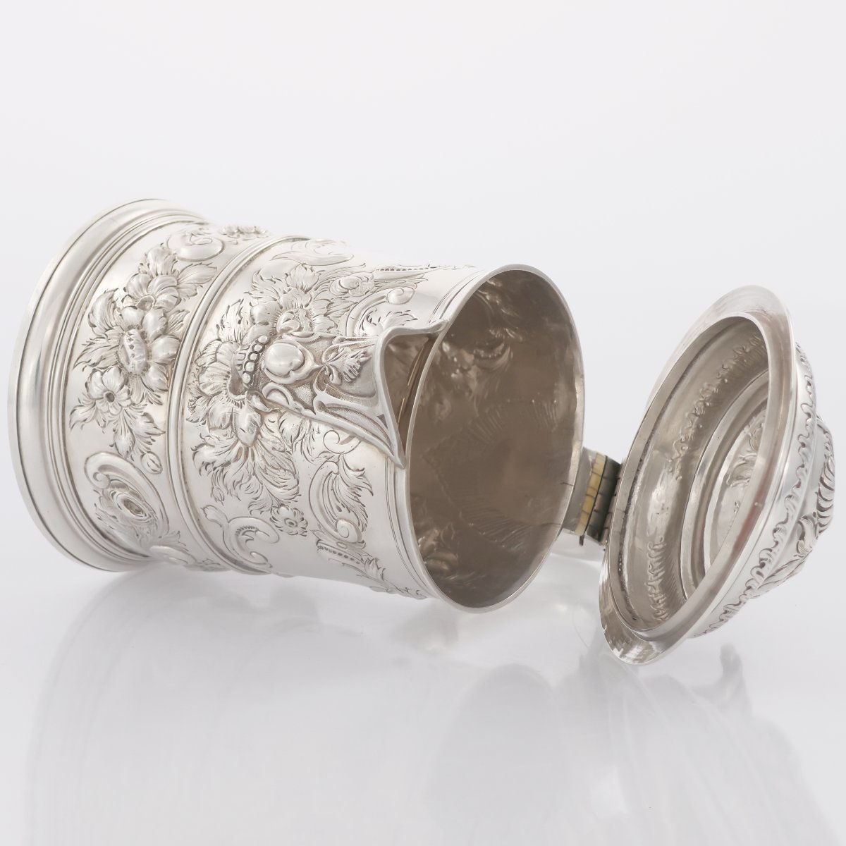 Une aiguière en argent sterling avec couvercle George II, Londres, 1734-photo-1