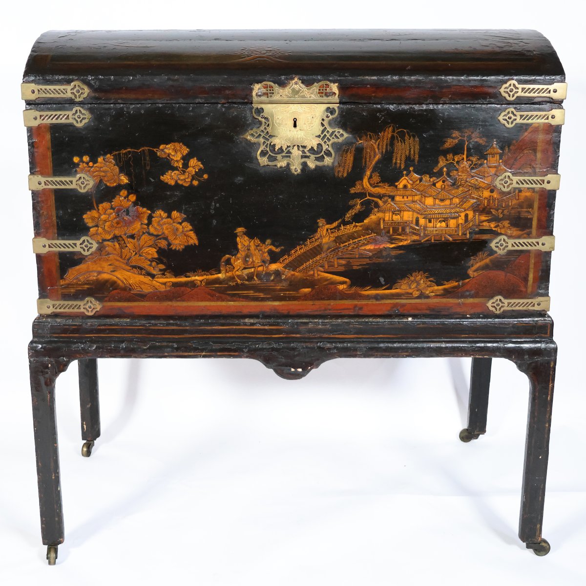 Coffre en bois laqué, décoré de scènes à la chinoiserie, Angleterre, XVIIIᵉ–XIXᵉ siècle-photo-2