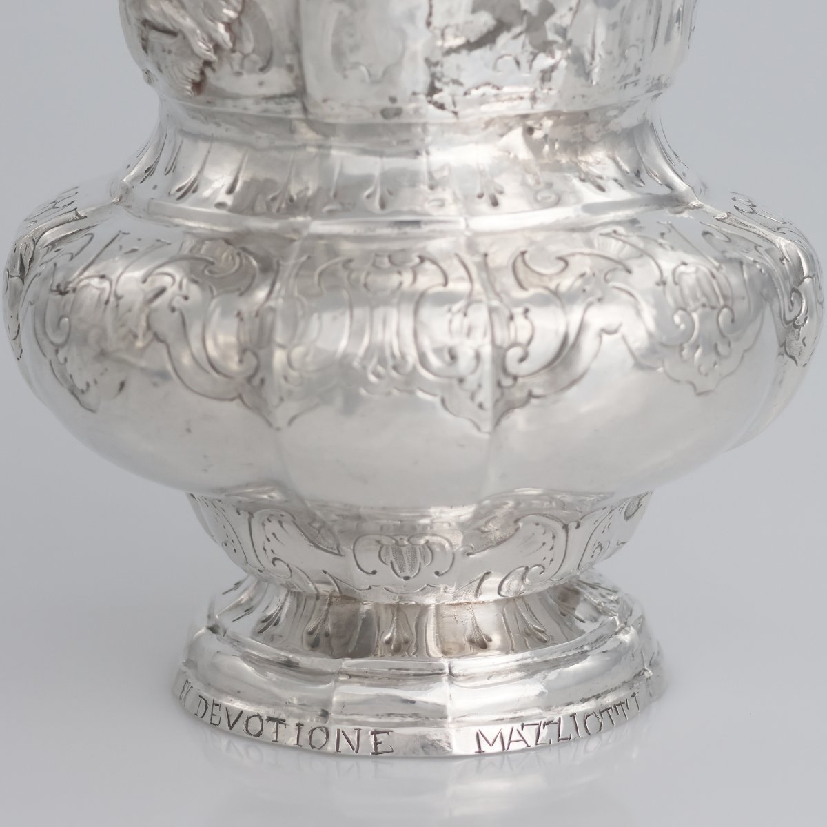 Seau en argent fondu, repoussé et ciselé. Ex Devotione Mazziotti. Naples, 1765-photo-1