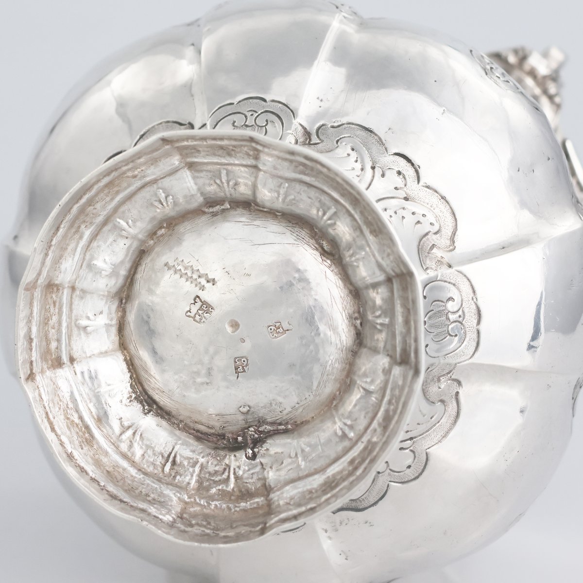 Seau en argent fondu, repoussé et ciselé. Ex Devotione Mazziotti. Naples, 1765-photo-2