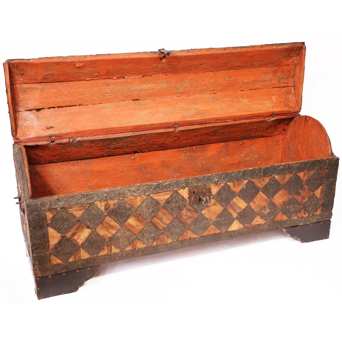 Coffre en bois de sapin, recouvert de velours et orné de losanges en tôle, Italie, XVIᵉ siècle-photo-1