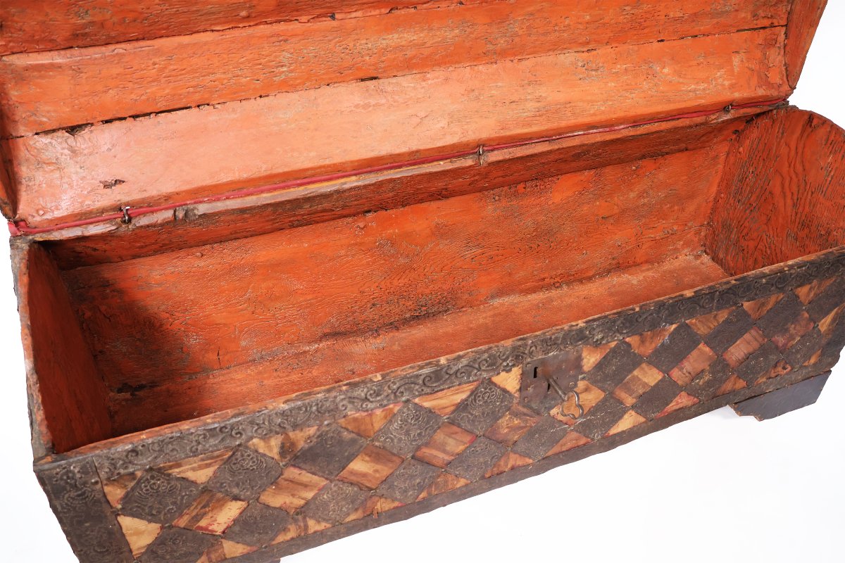 Coffre en bois de sapin, recouvert de velours et orné de losanges en tôle, Italie, XVIᵉ siècle-photo-2