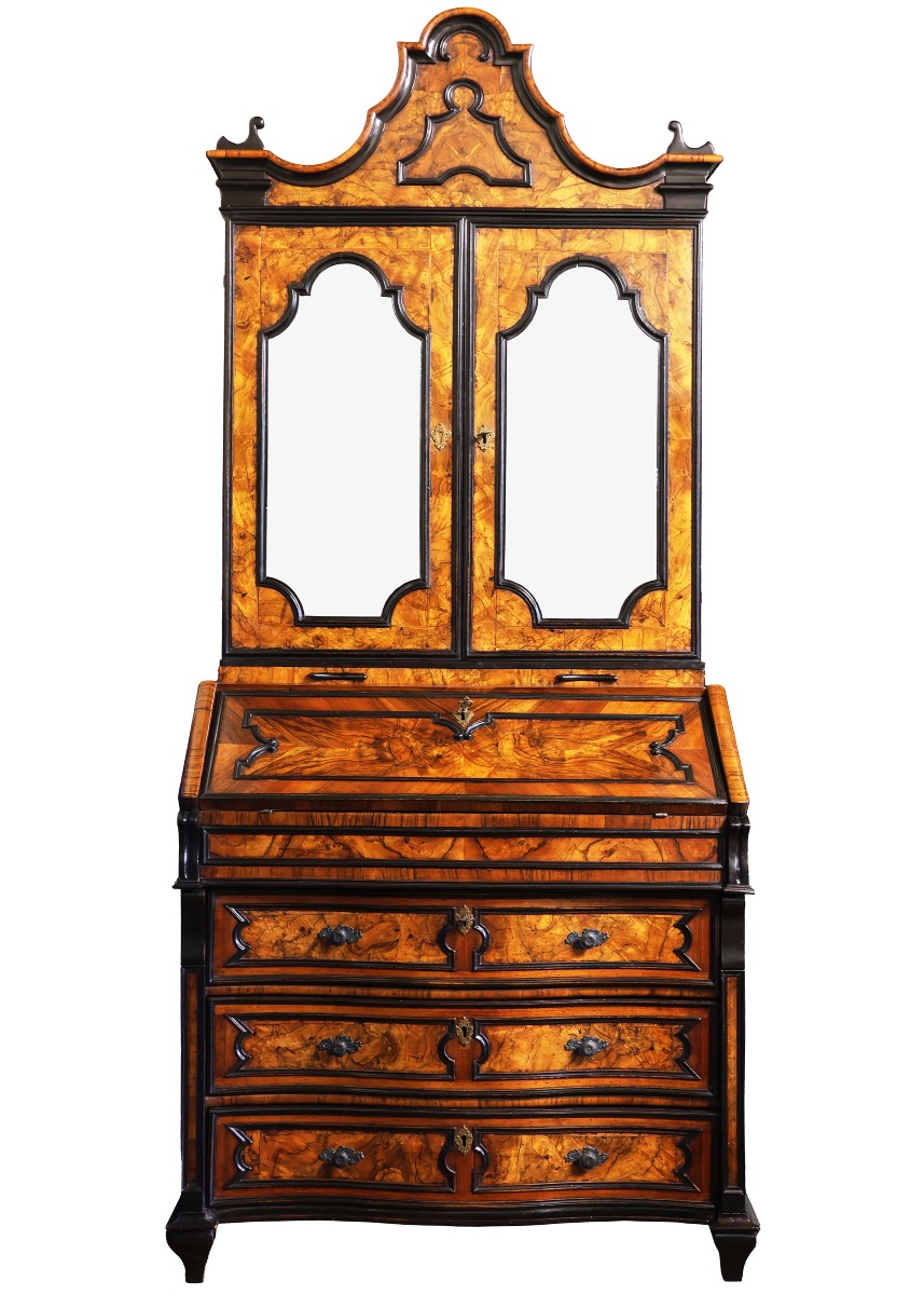 Trumeau plaqué en bois et ronce de noyer, avec encadrements ébénisés. Lombardie, XVIIIᵉ siècle