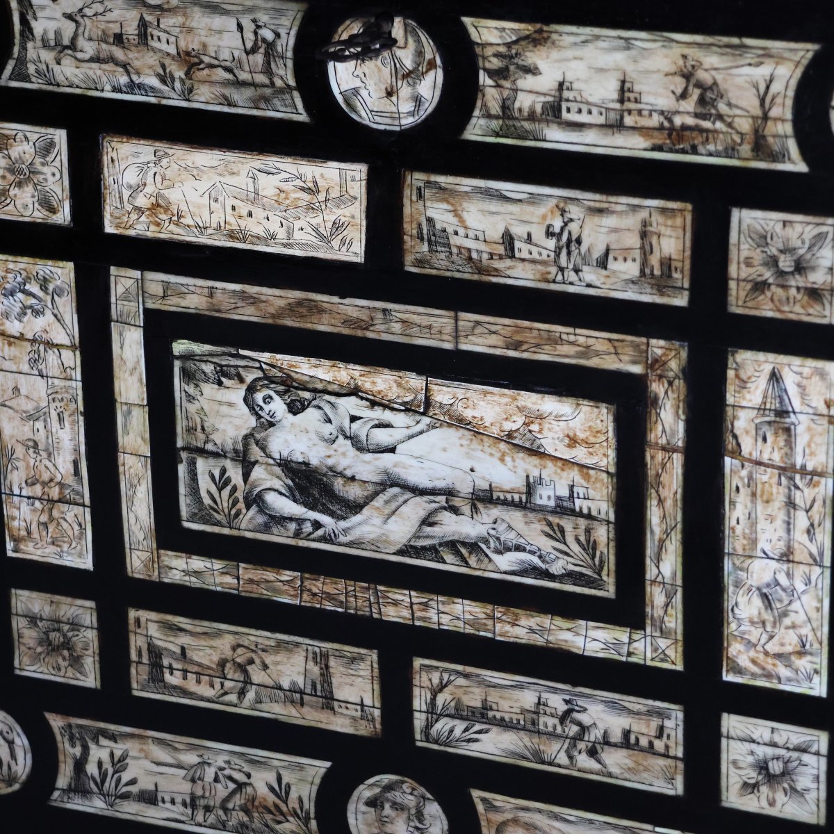 Stipo monétaire en bois ébénisé et panneaux en ivoire, XVIIᵉ siècle-photo-3