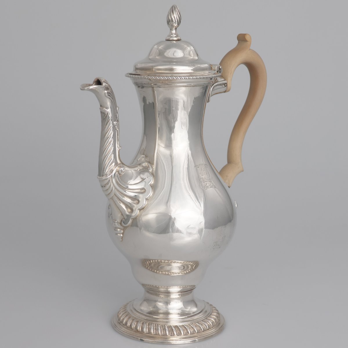 A George III Silver Coffee Pot With Wooden Handle, Charles Wright, London, 1771-photo-2