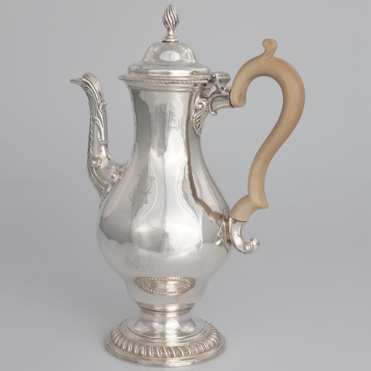 A George III Silver Coffee Pot With Wooden Handle, Charles Wright, London, 1771-photo-3
