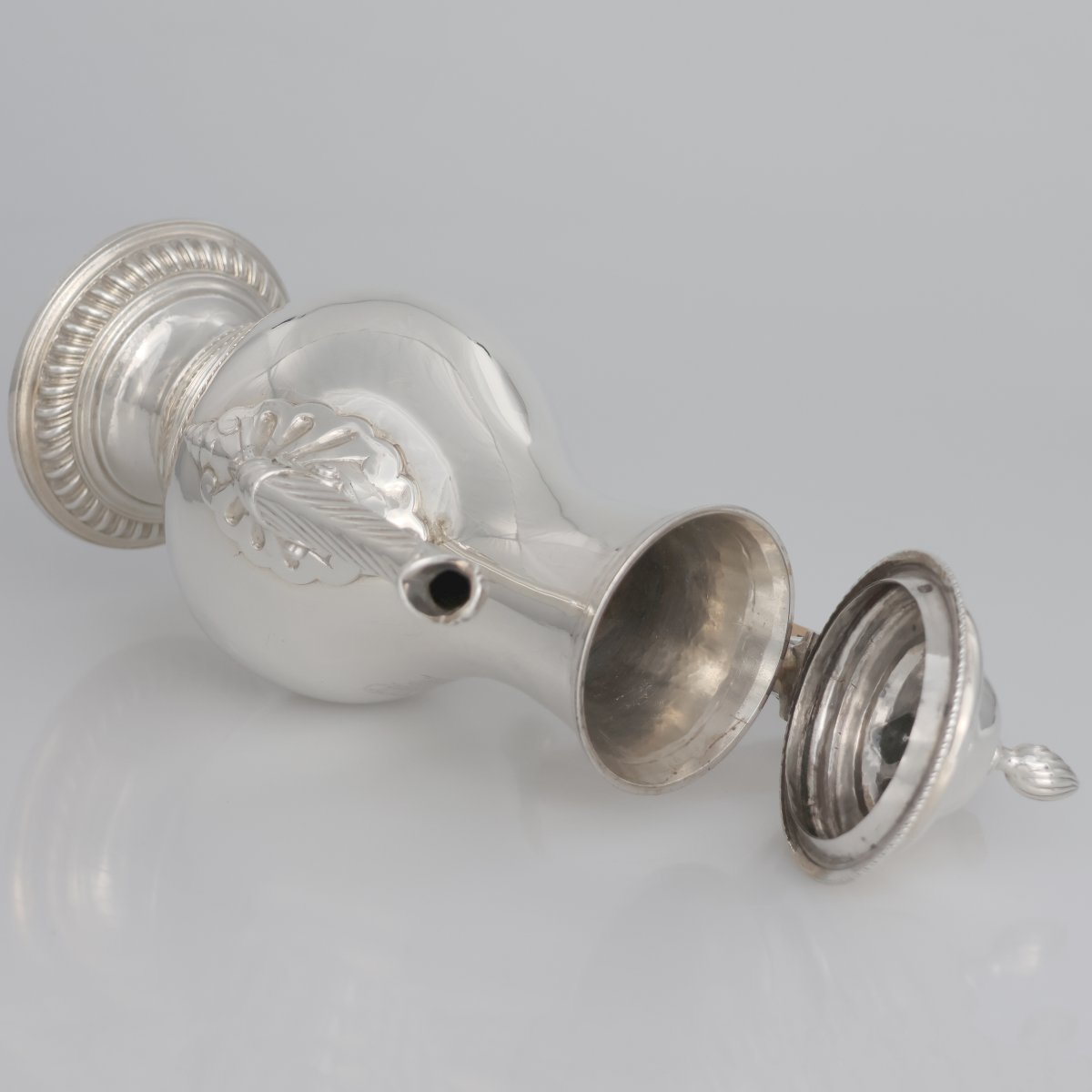 A George III Silver Coffee Pot With Wooden Handle, Charles Wright, London, 1771-photo-4