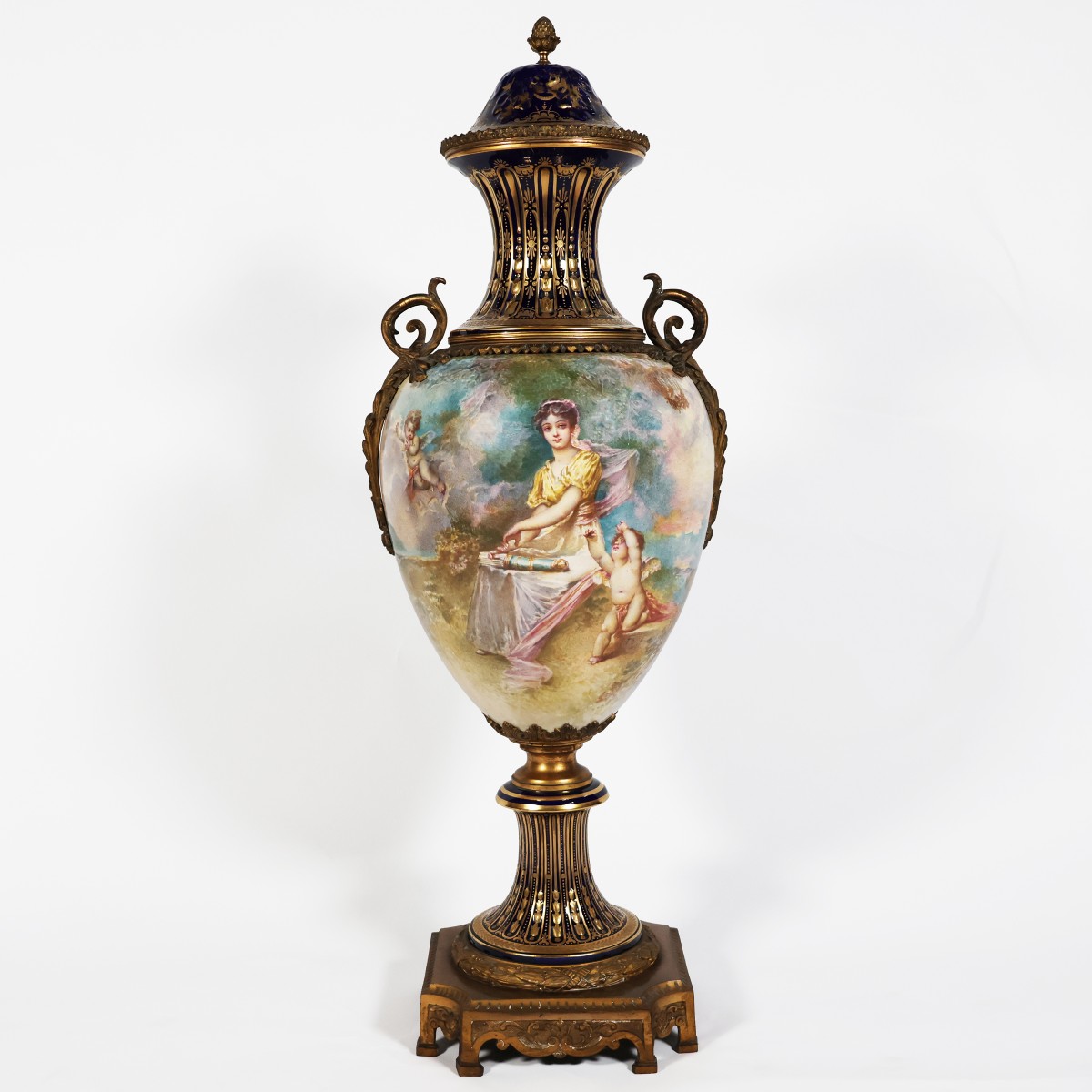 Grand vase français dans le style de Sèvres. Peinture signée F. Bellanger. Fin XIXᵉ siècle