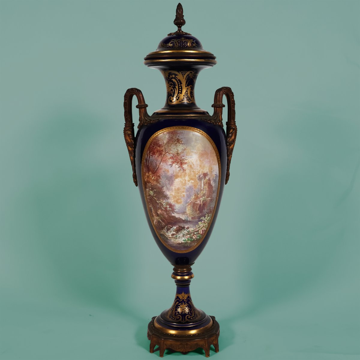 Vase français dans le style de Sèvres. Peintures signées Poitevin. Fin du XIXᵉ siècle-photo-4