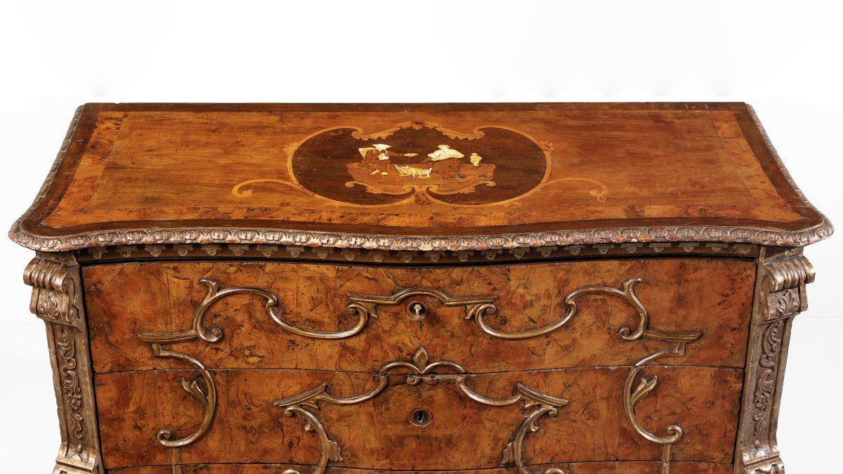 Commode plaqué en ronce de noyer avec lesenes sculptées, Lombardie, XVIIIᵉ siècle-photo-4
