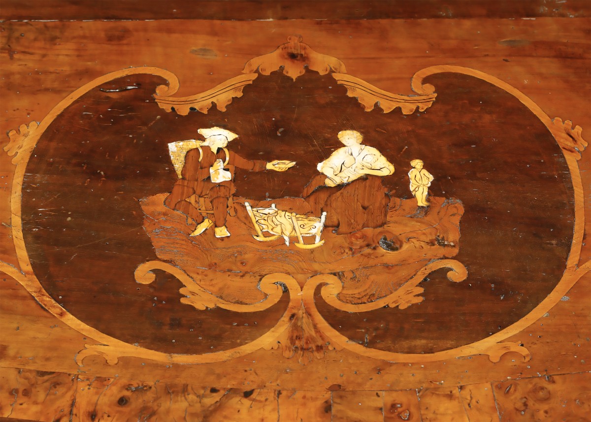 Commode plaqué en ronce de noyer avec lesenes sculptées, Lombardie, XVIIIᵉ siècle-photo-1