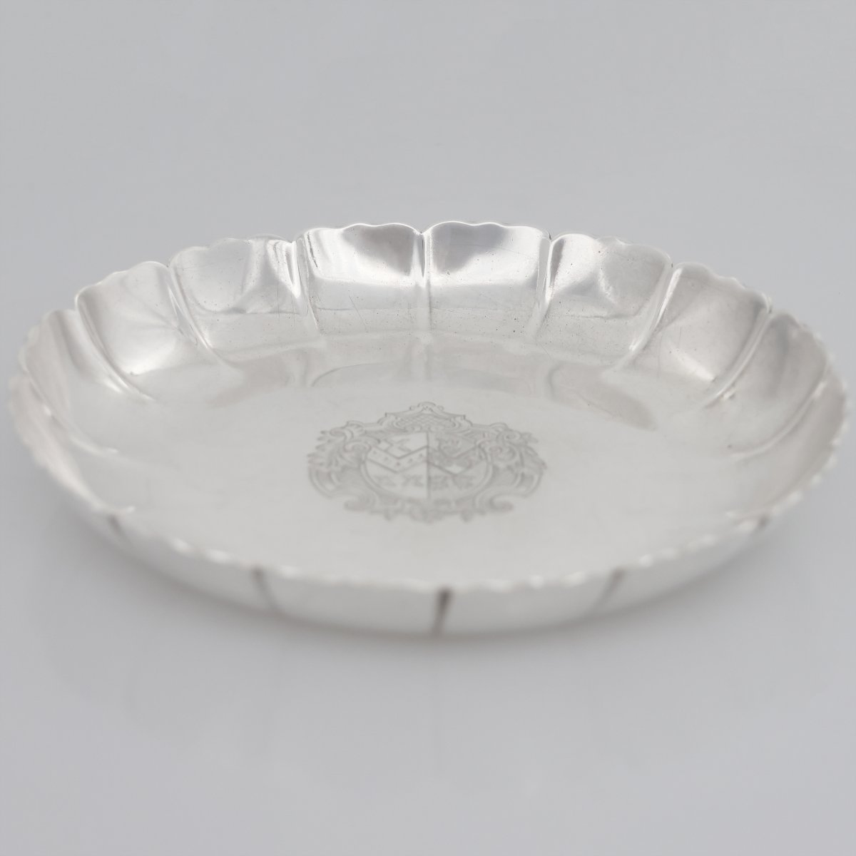 Salver en argent Britannia, époque George I, Paul de Lamerie, Londres, 1717-photo-1