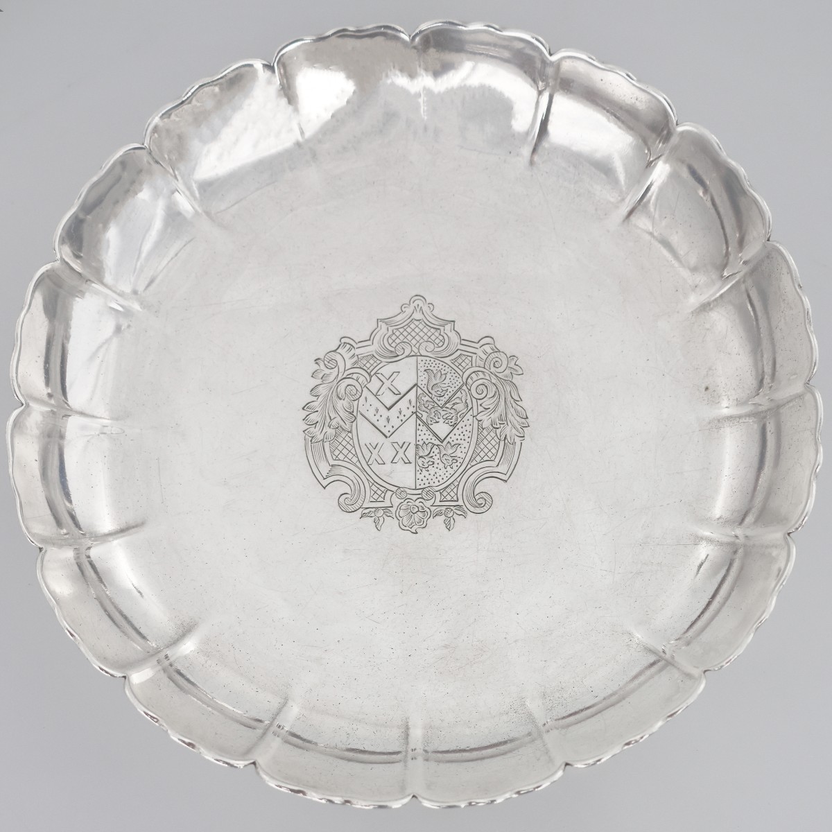 Salver en argent Britannia, époque George I, Paul de Lamerie, Londres, 1717