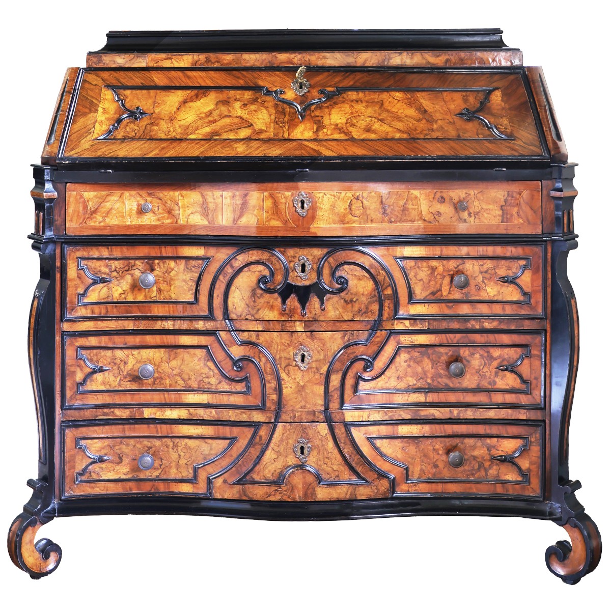 Bureau plaquée en bois et ronce de noyer, avec encadrements ébonisés. Lombardie, XVIIIᵉ siècle
