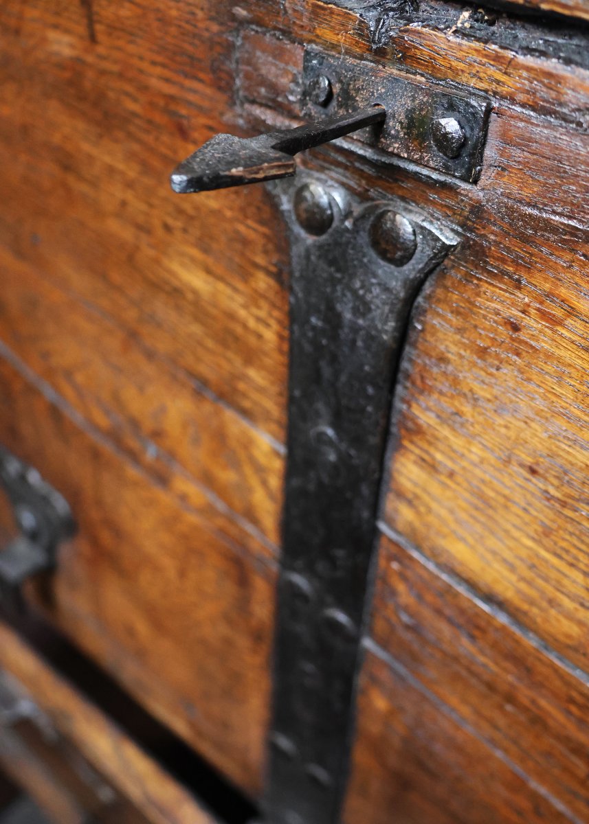 An Italian Walnut Solid-wood Cassone Clad In Sheet-metal Plates, 16th Century-photo-3