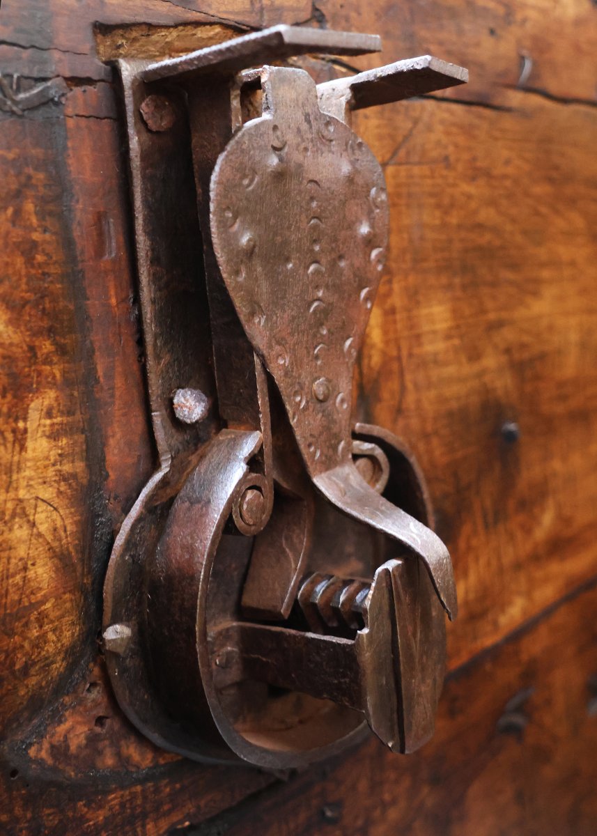 An Italian Walnut Solid-wood Cassone Clad In Sheet-metal Plates, 16th Century-photo-4