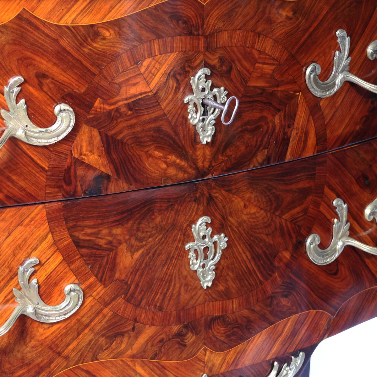 Commode plaquée en bois de violette, estampillée Christophe Wolff, Paris milieu du XVIIIe sièc.-photo-1