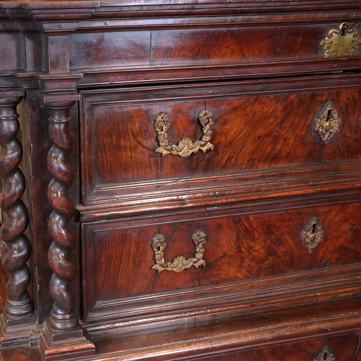 Canterano en noyer à colonnes torsadées, États pontificaux, seconde moitié du XVIe siècle-photo-3