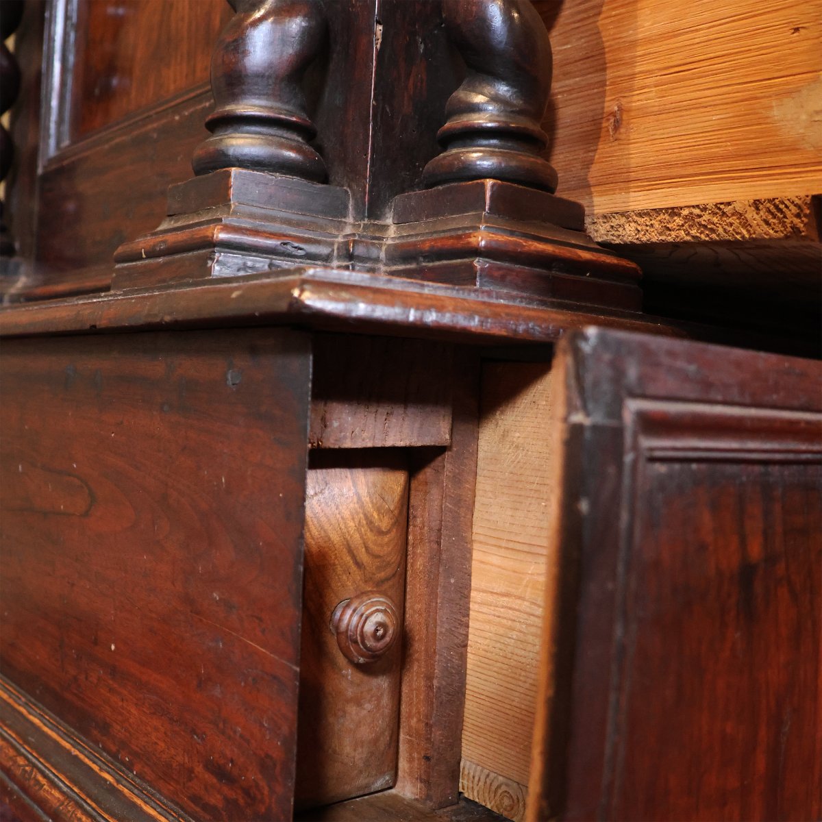 Canterano en noyer à colonnes torsadées, États pontificaux, seconde moitié du XVIe siècle-photo-1