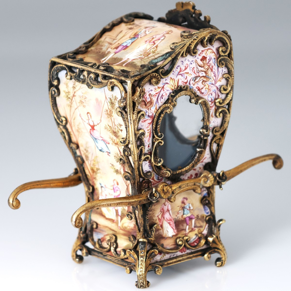 Petite coupe portative en argent doré et émaux polychromes. Vienna, fin du XIXᵉ siècle