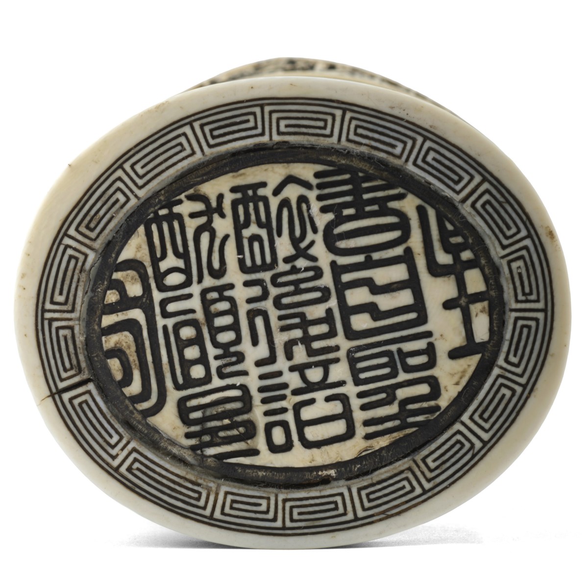 Temple en ivoire. À l’intérieur divinité bouddhiste avec dragon. Japon période Meiji, 1868–1912-photo-1