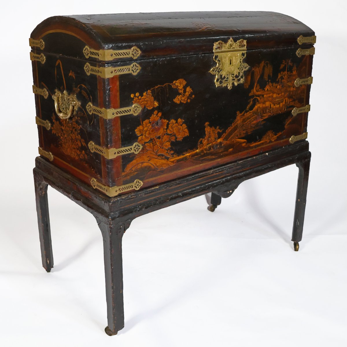 Coffre en bois laqué, décoré de scènes de chinoiserie, Angleterre, XVIIIe–XIXe siècle-photo-3