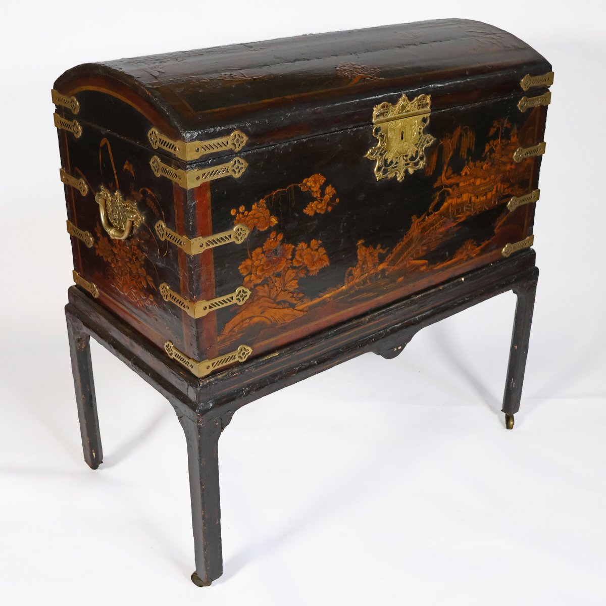 Coffre en bois laqué, décoré de scènes de chinoiserie, Angleterre, XVIIIe–XIXe siècle-photo-4