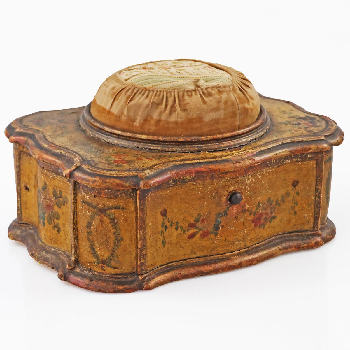 Boîte à épingles en bois laqué, décorée en polychromie de motifs floraux. Venise, XVIIIe siècle
