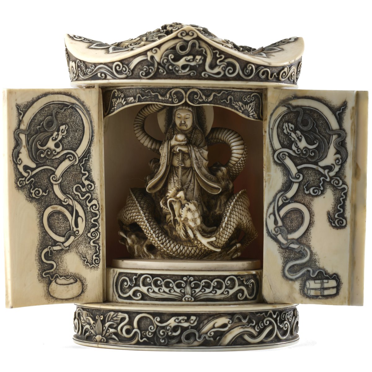Temple en ivoire. À l’intérieur, divinité bouddhiste avec dragon. Japon, période Meiji-photo-2