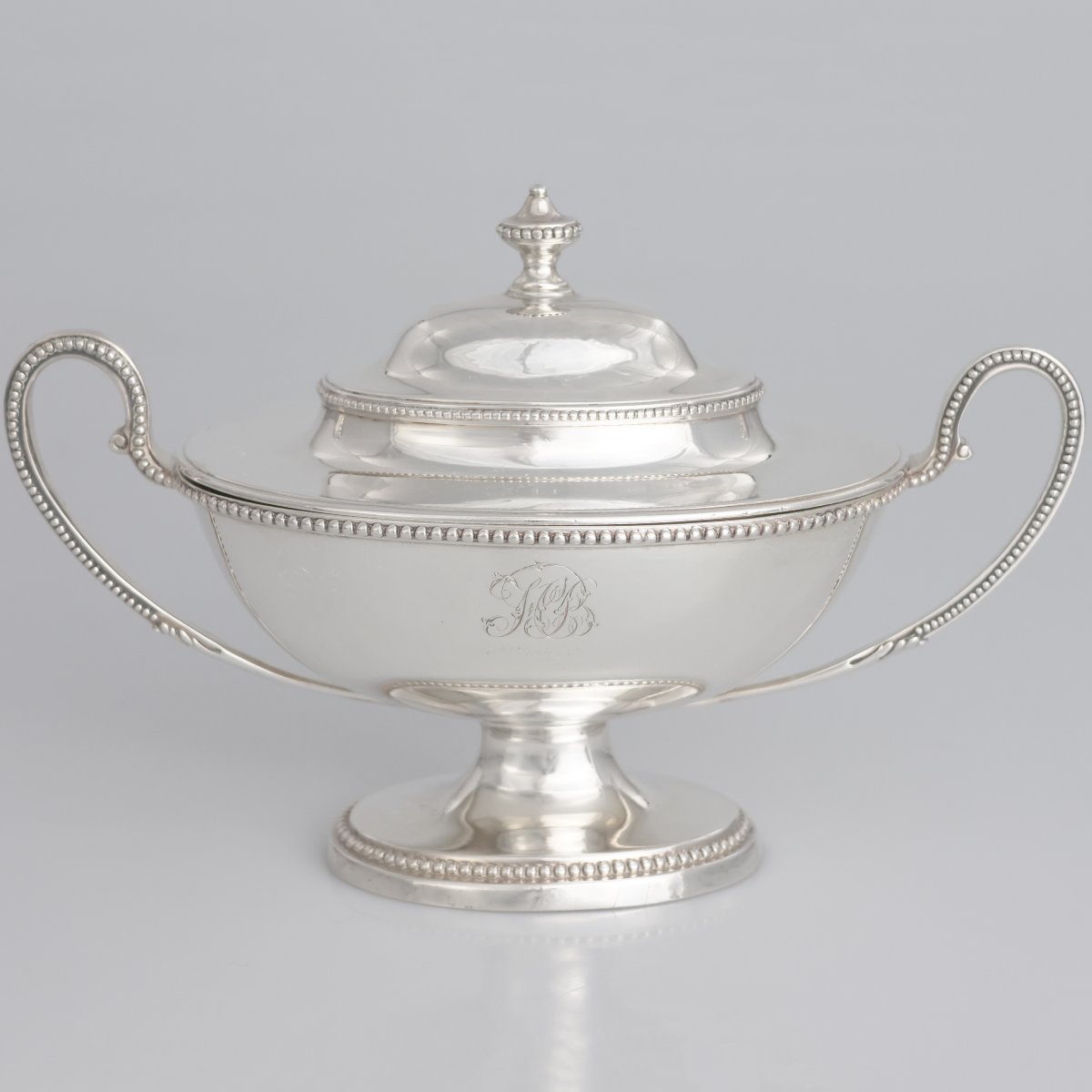 A Pair Of George III Sterling Silver Sugar Bowls And Covers, Thomas Chawner, London, 1783-photo-3