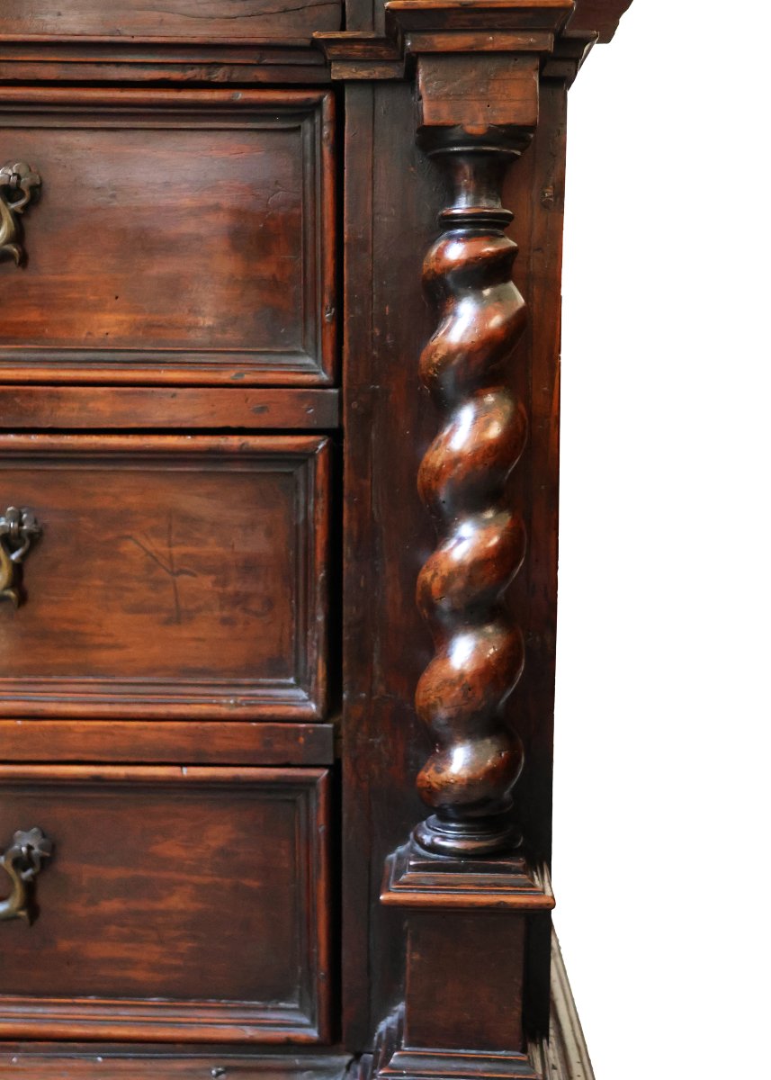 An Italian Walnut Wood Chest Of Drawers With Three Drawers. Bologna, 17th Century-photo-3