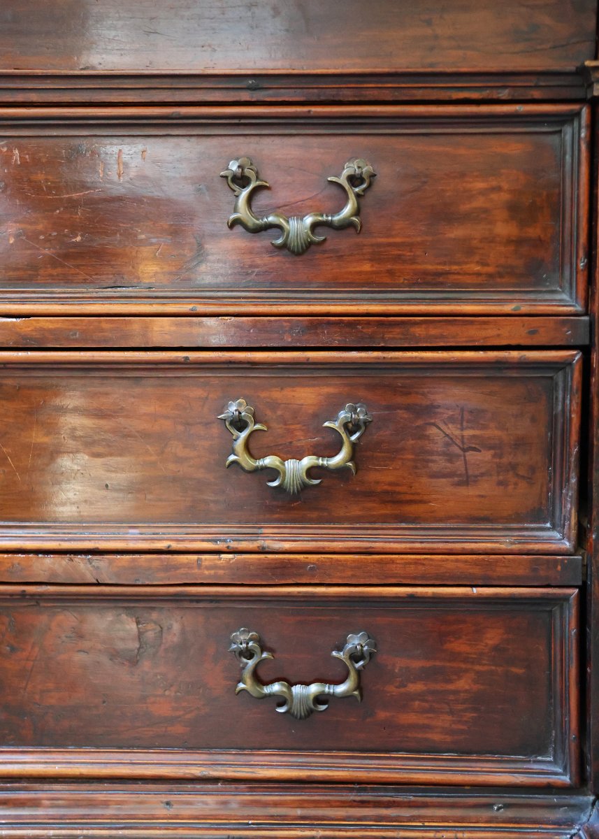 An Italian Walnut Wood Chest Of Drawers With Three Drawers. Bologna, 17th Century-photo-4