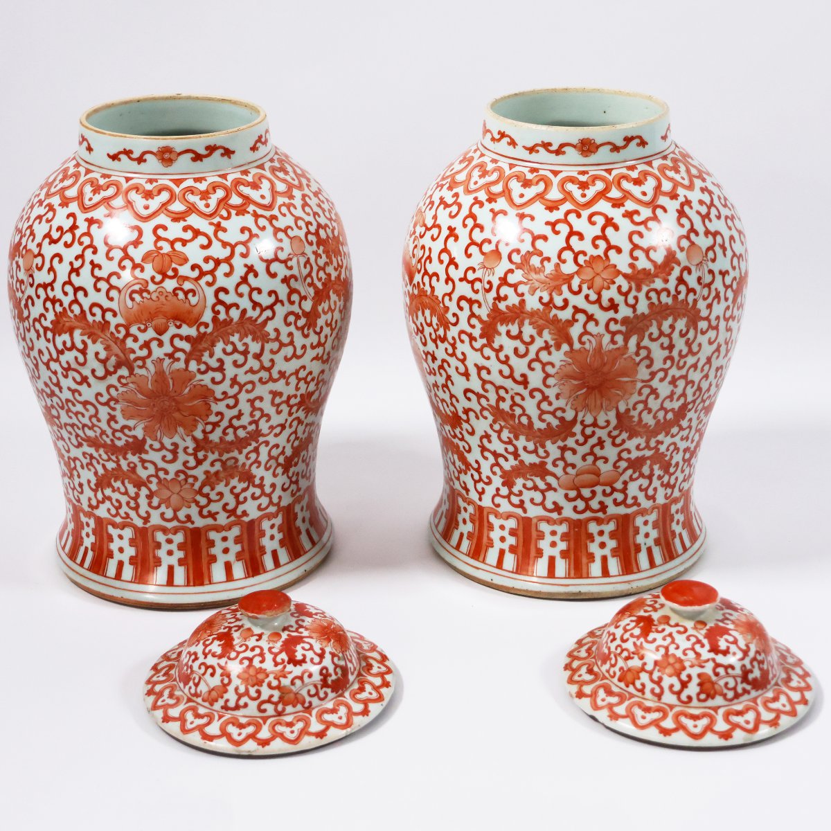Paire de vases en porcelaine, décorations rouges, Chine, dynastie Qing, 1644-1911, XIXe siècle-photo-1