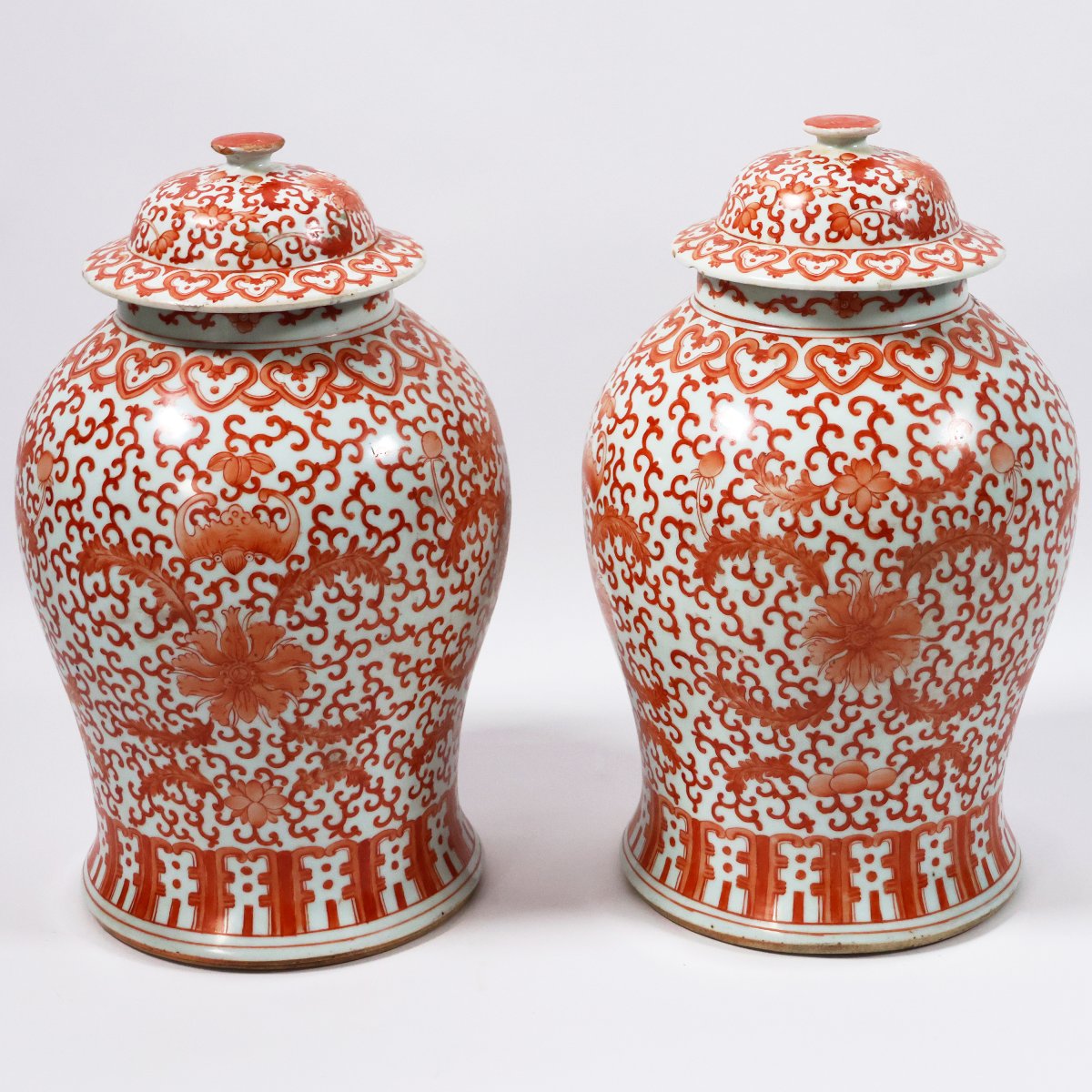 Paire de vases en porcelaine, décorations rouges, Chine, dynastie Qing, 1644-1911, XIXe siècle