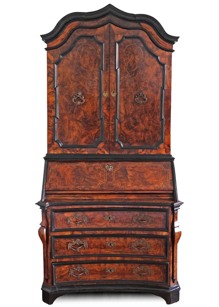Trumeau plaqué de bois et de ronce de noyer. Rome, XVIIIe siècle