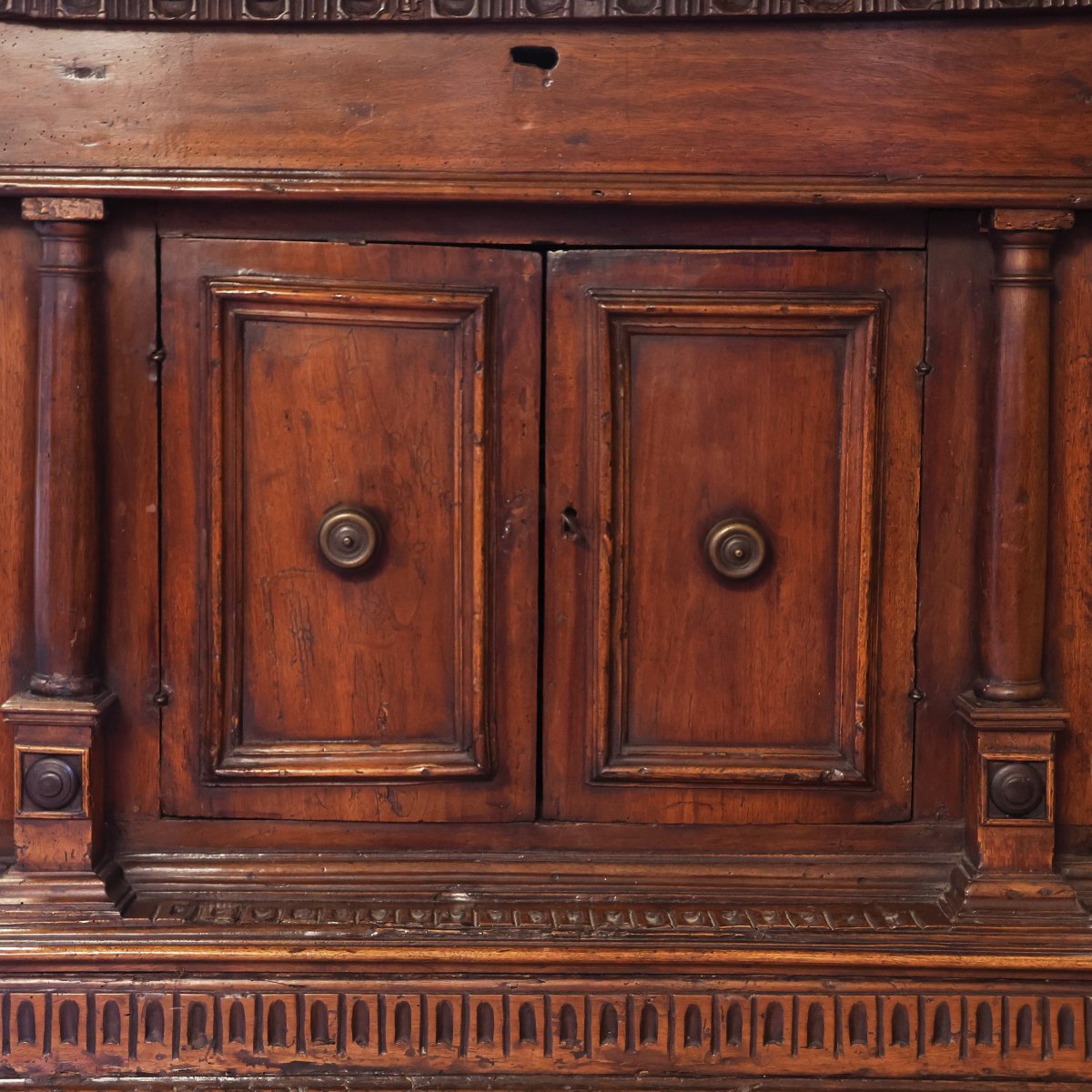 Crédence en noyer à deux portes. Plateau ouvrant. Toscane, début du XVIIe siècle-photo-2