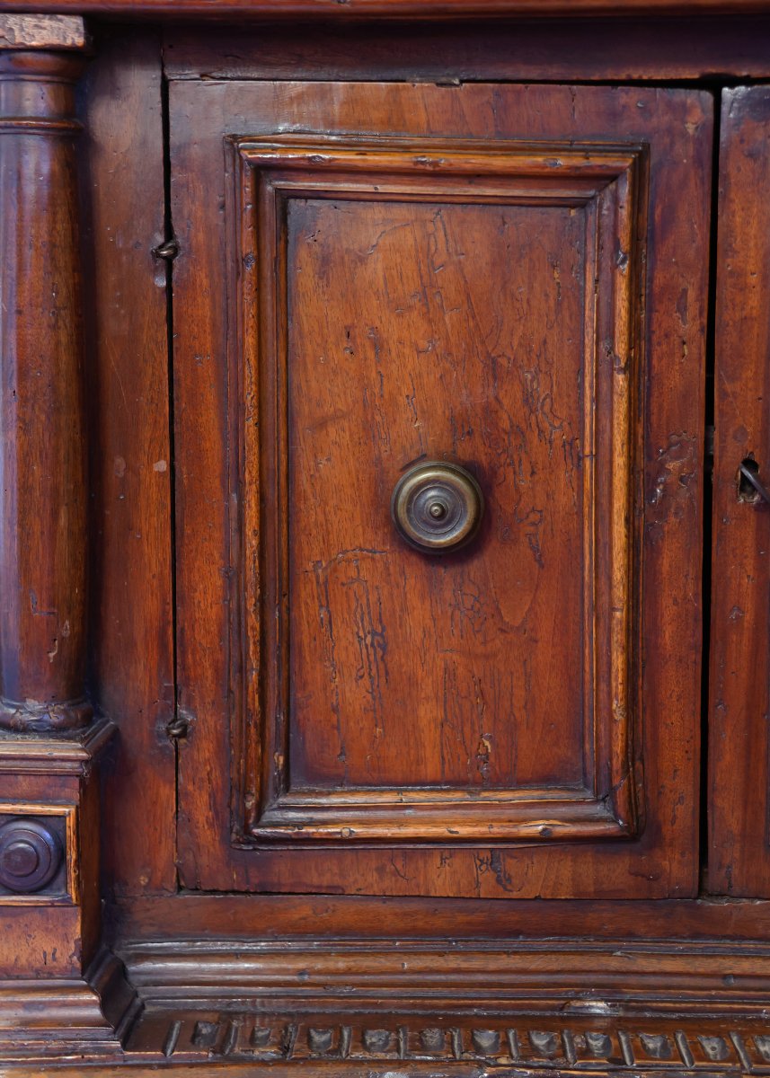 Crédence en noyer à deux portes. Plateau ouvrant. Toscane, début du XVIIe siècle-photo-4