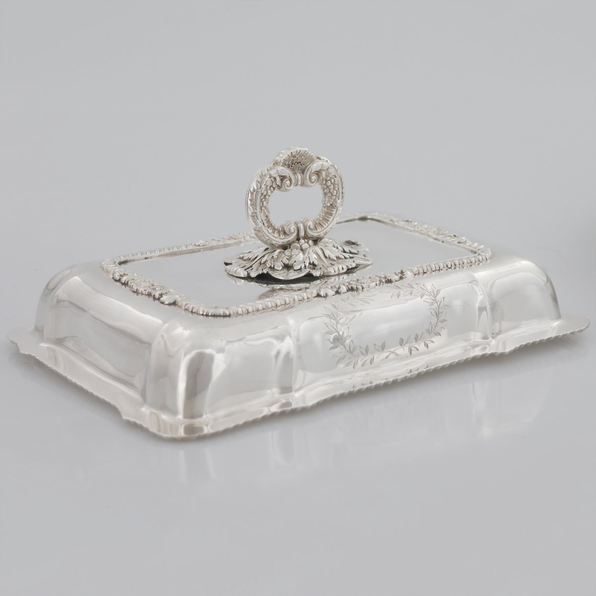 A George IV Sterling Silver Entrée Dish, Cover And Handle, Paul Storr, London, 1821-photo-1