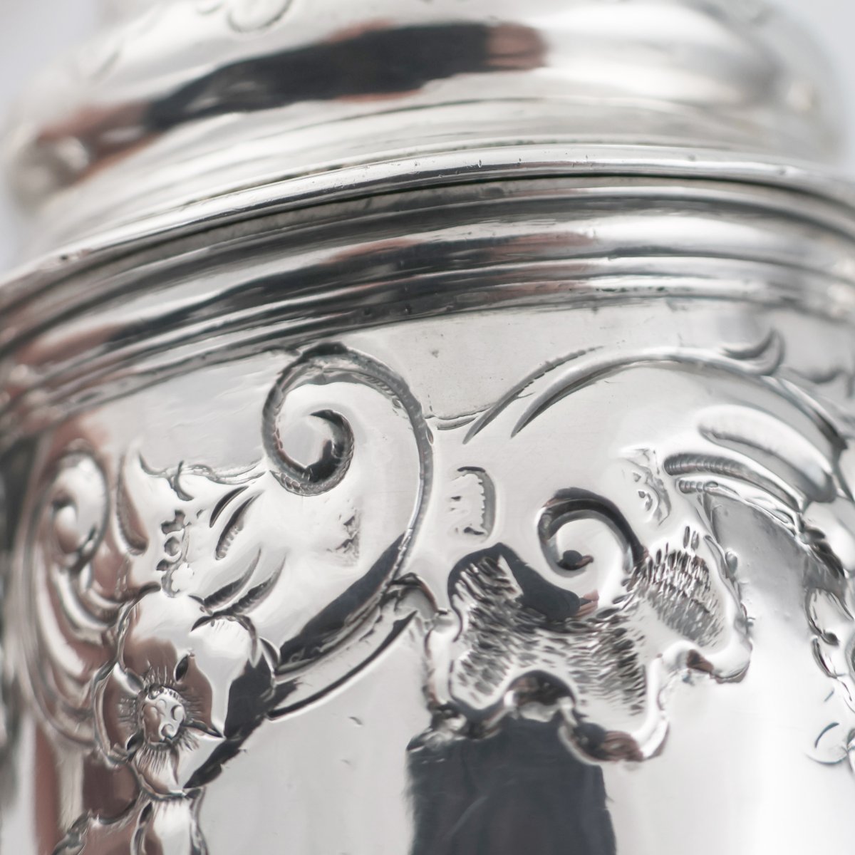 A Queen Anne Britannia Silver Coffee Pot, James Chadwick?, London, 1703-photo-4