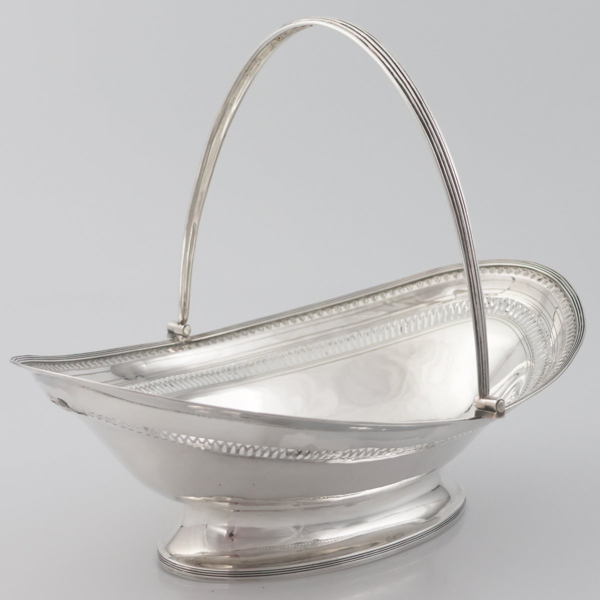 A George III Sterling Silver Basket, London, 1792-photo-3
