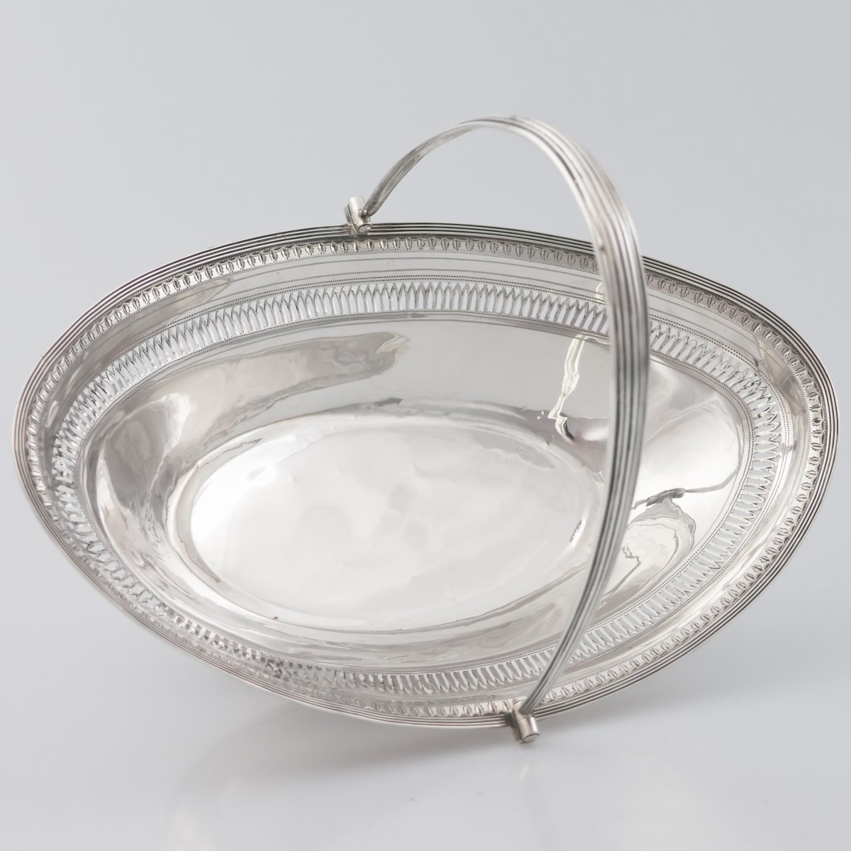 A George III Sterling Silver Basket, London, 1792-photo-1
