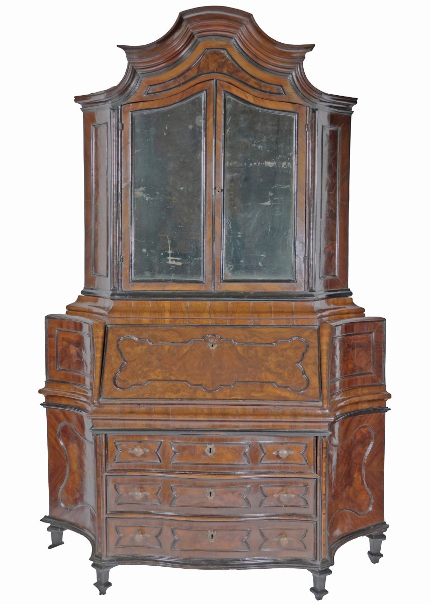 Trumeau en bois et loupe de noyer à forme galbée. Lombardie, XVIIIe siècle