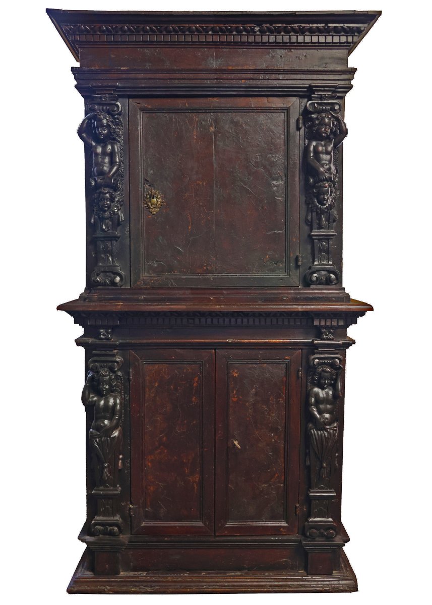 Dressoir à deux corps en bois et en loupe de noyer. Lombardie, XVIIe siècle