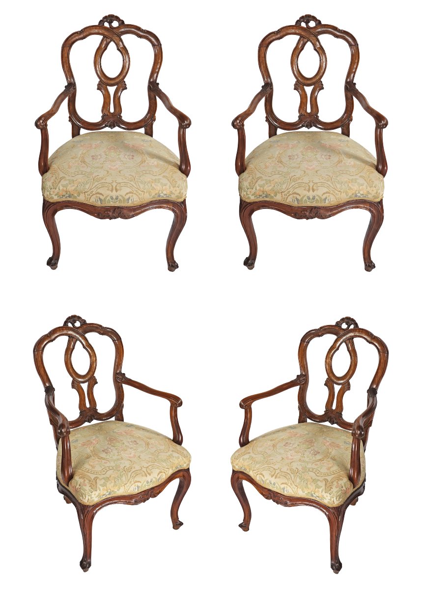 Quatre fauteuils en bois de noyer sculpté. Venise, XVIIIe siècle