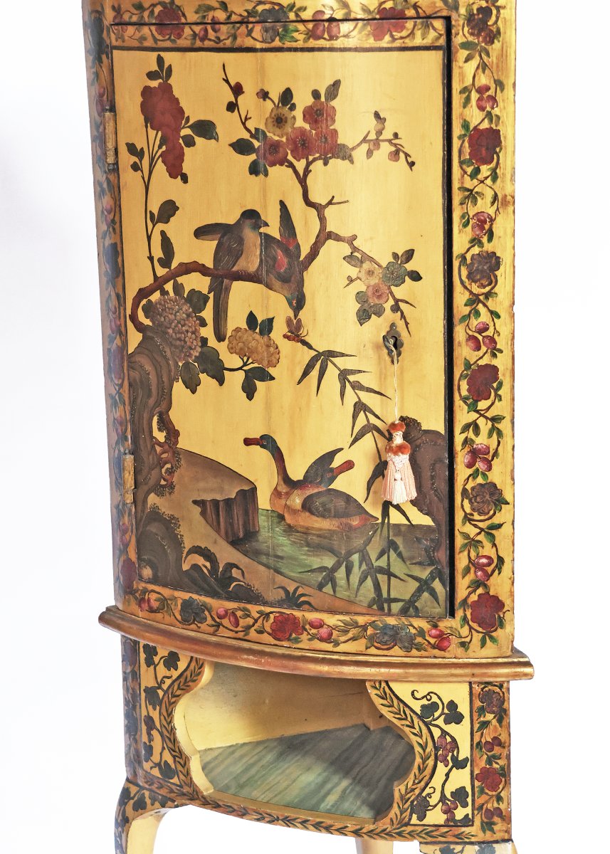 Paire de meubles d’angle en bois laqué et décoré en polychromie, Piémont, XVIIIᵉ siècle-photo-4